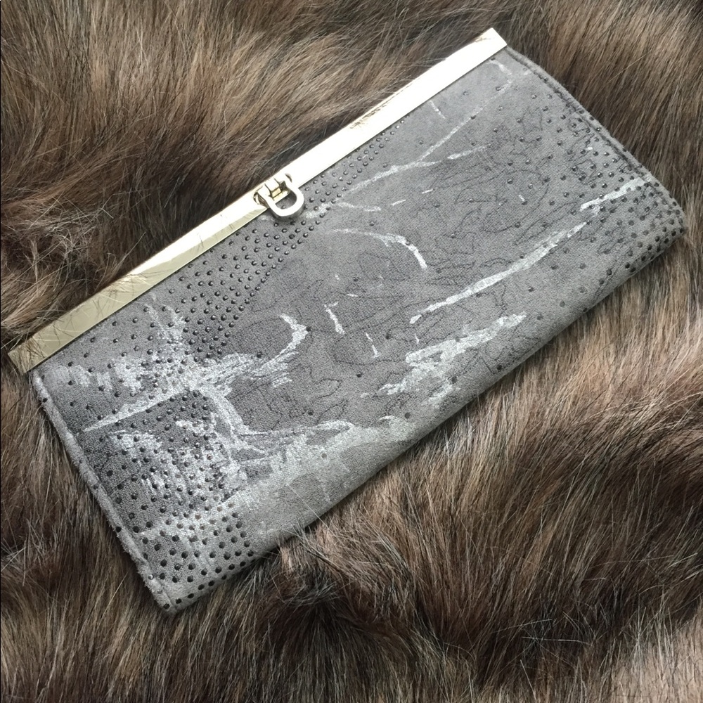 Unmarked woman’s wallet